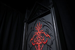 Ołtarz, akryl na płótnie, drewno, 2023