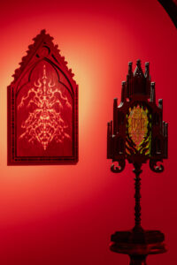 Ostensorium z cyklu Solastalgia, drewno, pleksi, akryl, 70x25cm, 2024